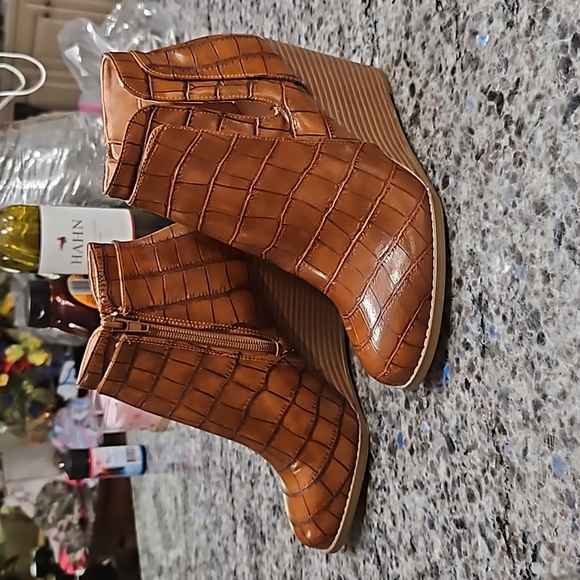 Jules and James, New, Sz. 6, faux-alligator, 3.5 in. Heel, ankle boots. - Picture 3 of 9